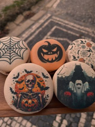 Halloweenské makronky 2025 jsou tady. Můžete objednávat a nebo od středy zaběhnout k nám do kavárny, kde na vás budou...