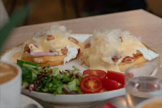 Vejce BENEDIKT CARBONARA. - božská mana, kterou bravurně zvládá jen naše Pája- mistr našich servírovaných meníček. Učila...