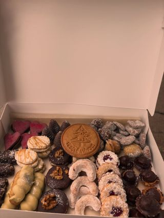 Máme na prodej přebytek vánočního cukroví. Přihlaste se o své kilíčko či oblíbené druhy Ahoj. V Kavárně Petranatopeče na...